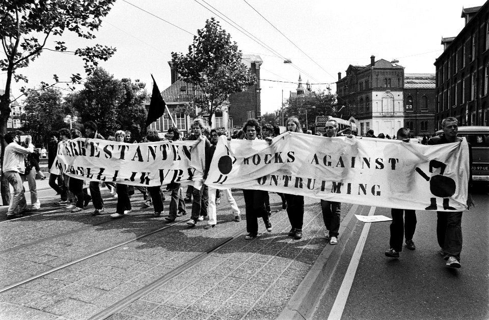 Demonstranten onderweg, Bestanddeelnr 930-9748