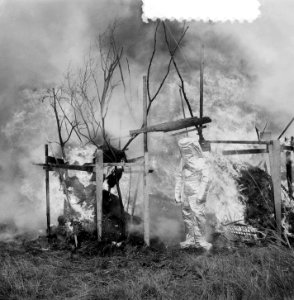 Demonstratie aluminium onbrandbare kleding, Bestanddeelnr 905-9666