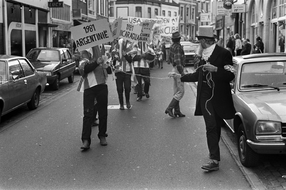 Demonstranten met vlaggen afgedekt, Bestanddeelnr 931-7776