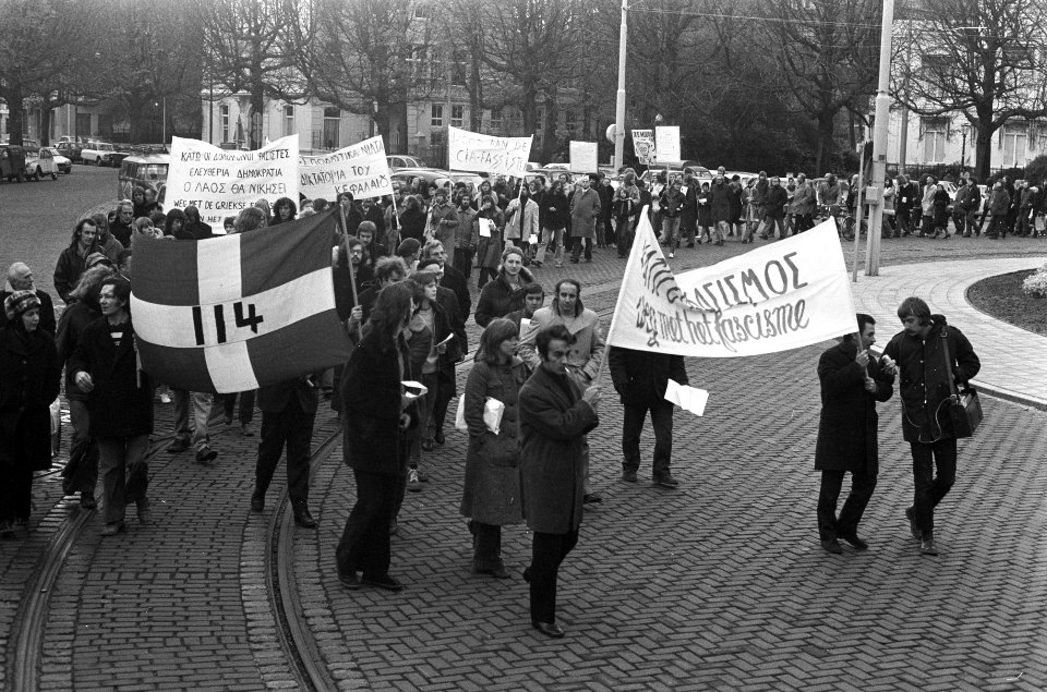 Demonstranten met spandoeken, Bestanddeelnr 926-8323