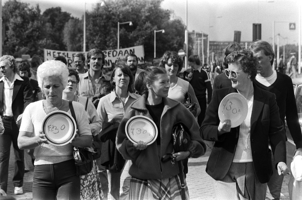 Demonstranten onderweg met spandoeken, een groep vrouwen voorop, Bestanddeelnr 930-4250