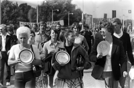 Demonstranten onderweg met spandoeken, een groep vrouwen voorop, Bestanddeelnr 930-4250