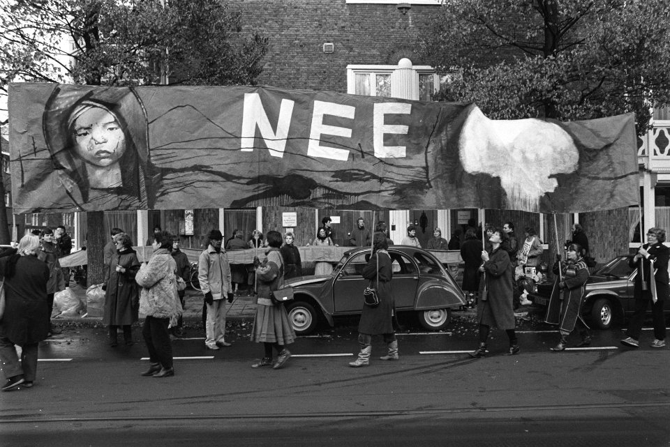 Demonstranten met spandoek, Bestanddeelnr 932-7832