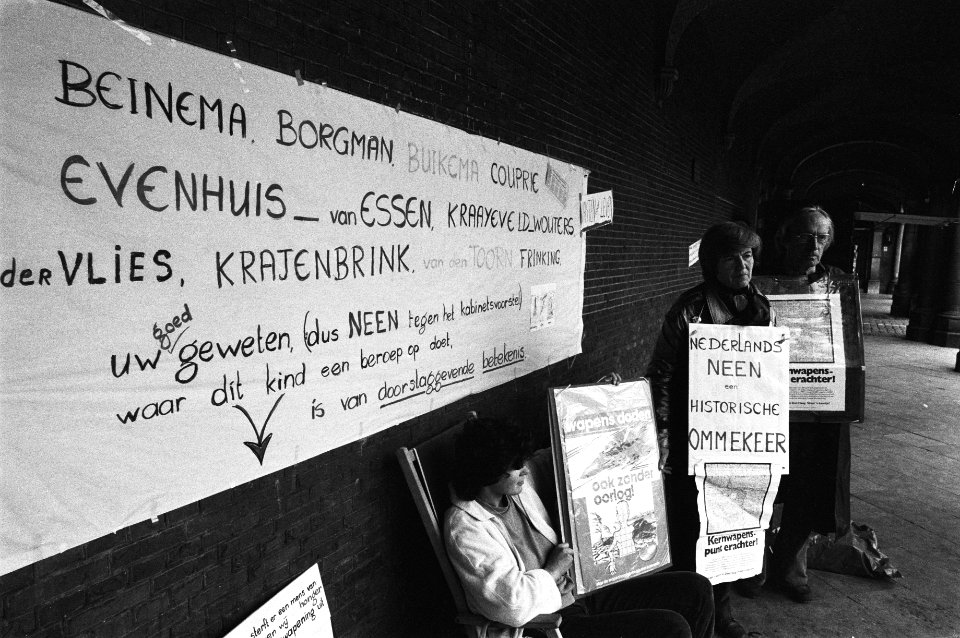 Demonstranten op Binnenhof tegen kruisraketten o.a. voor referendum bord met na, Bestanddeelnr 932-9952