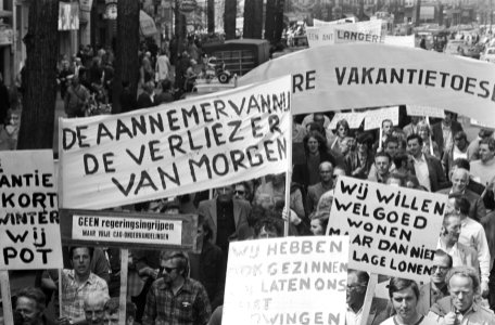 Demonstranten met borden en spandoeken in de Vijzelstraat, Bestanddeelnr 924-5253