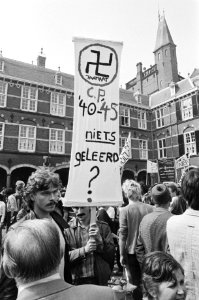 Demonstranten met een spandoek met hakenkruis, Bestanddeelnr 932-3279