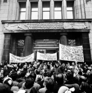 Demonstranten met spandoeken voor het PTT gebouw, Bestanddeelnr 927-0503