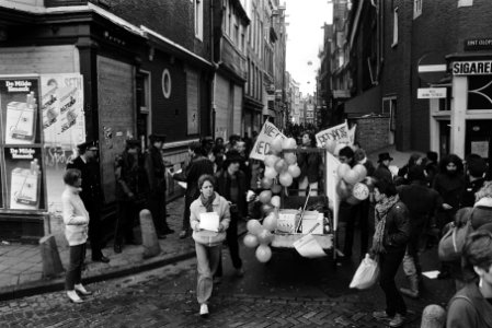 Demonstranten met een kar vol ballonnen, Bestanddeelnr 932-5172