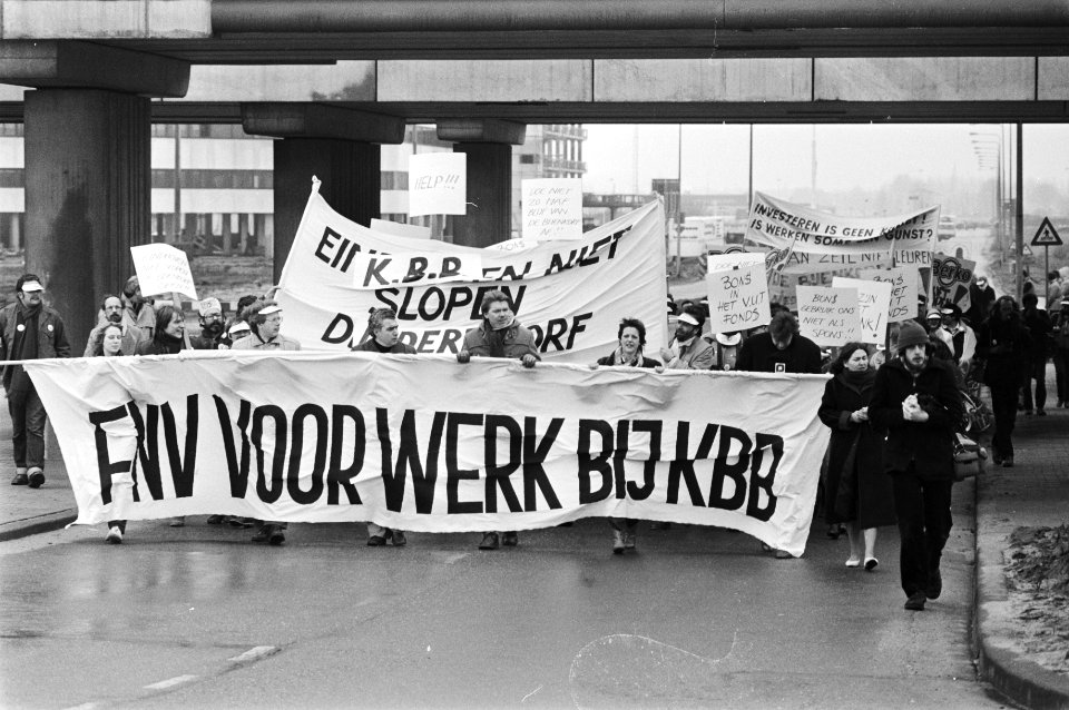 Demonstranten met een FNV-spandoek, Bestanddeelnr 932-4927