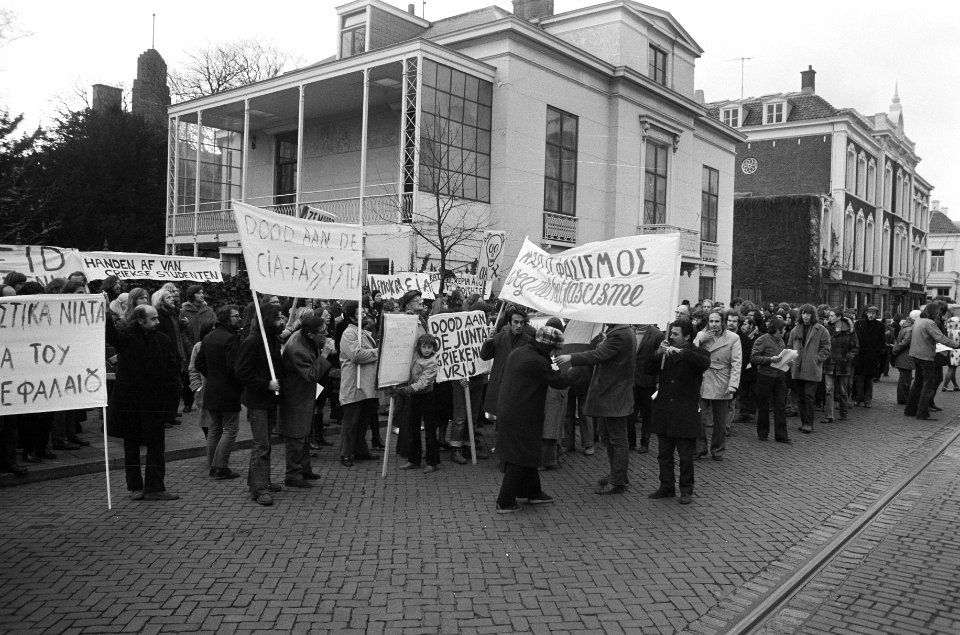 Demonstranten met spandoeken, Bestanddeelnr 926-8324