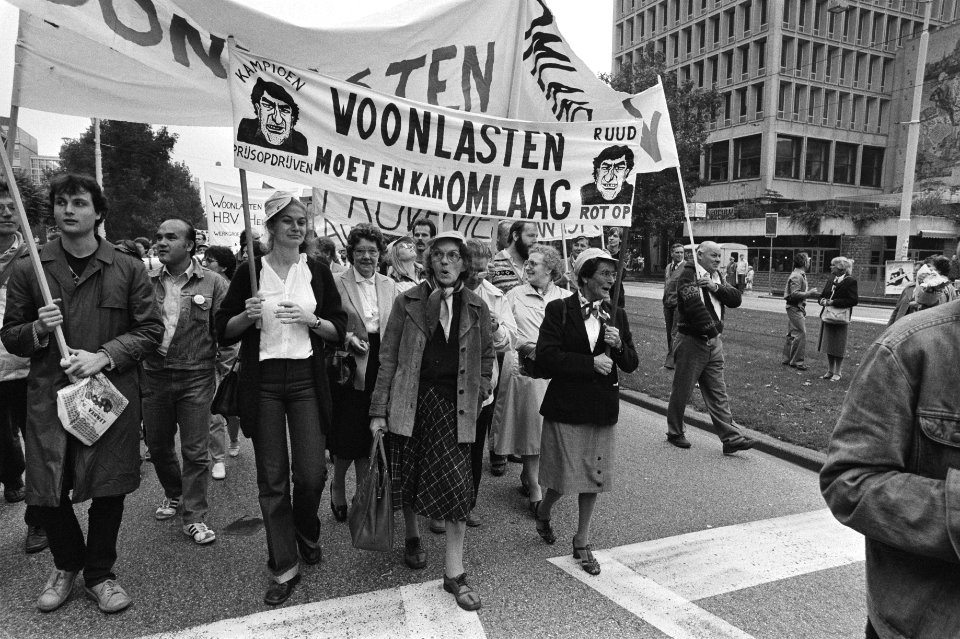 Demonstranten met spandoeken, Bestanddeelnr 932-7180
