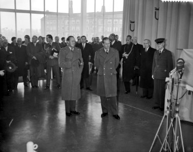 Demonstratie Kolibrie voor Prins Philip en Prins Bernhard, Bestanddeelnr 909-4410