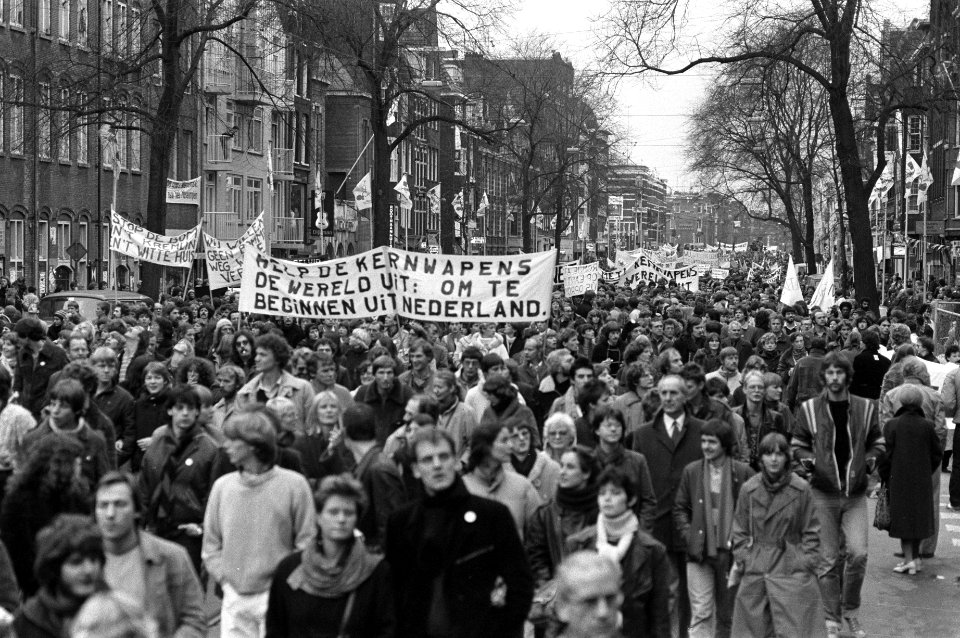 Demonstranten op de Rozengracht met een spandoek Help de kernwapens de wereld u, Bestanddeelnr 931-8156