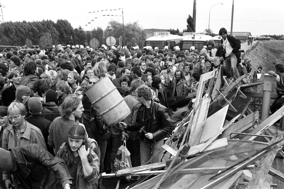 Demonstranten met op de achtergrond de ME, Bestanddeelnr 931-6924