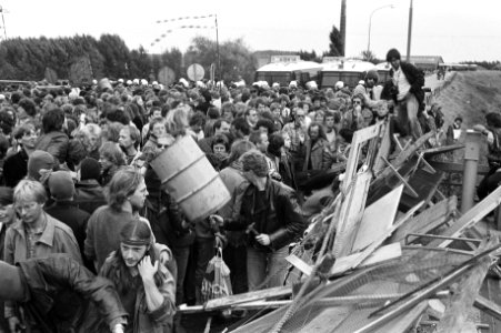 Demonstranten met op de achtergrond de ME, Bestanddeelnr 931-6924