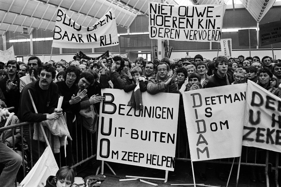 Demonstranten met spandoeken, Bestanddeelnr 932-4913