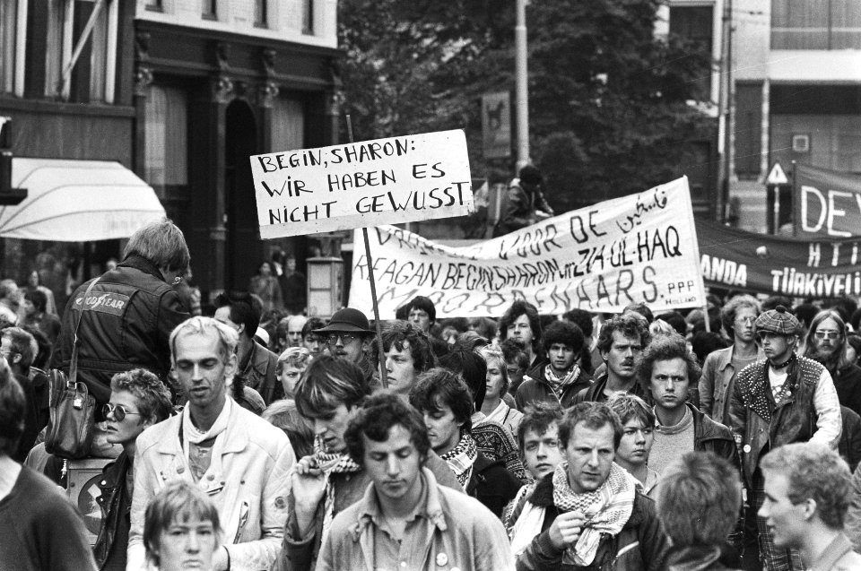 Demonstranten met spandoeken, Bestanddeelnr 932-3429