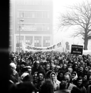 Demonstranten met spandoeken voor het PTT gebouw, Bestanddeelnr 927-0504