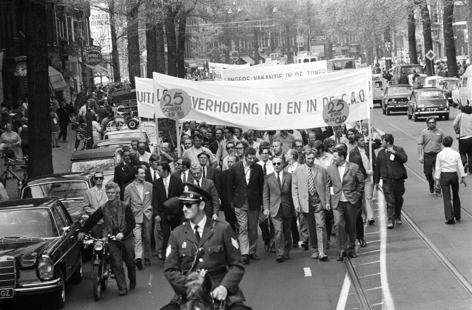 Demonstranten met borden en spandoeken, Bestanddeelnr 924-5256