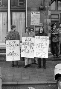 Demonstranten met borden, Bestanddeelnr 924-6481