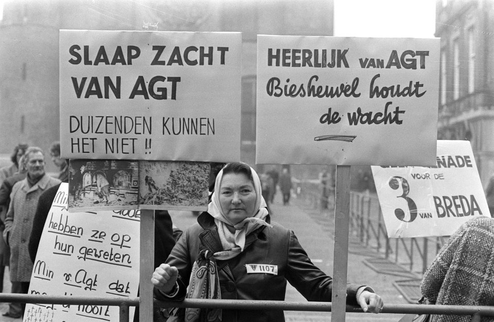 Demonstranten met borden, Bestanddeelnr 925-4202