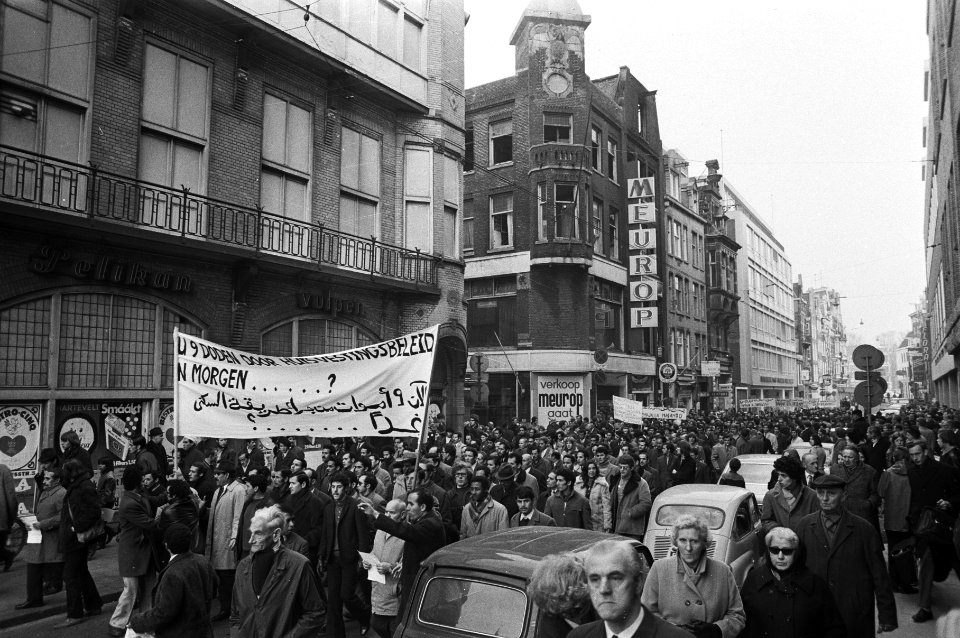 Demonstratie gastarbeiders tegen slechte behuizing gastarbeiders in Adam demon, Bestanddeelnr 924-0879
