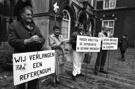 Demonstranten op Binnenhof tegen kruisraketten o.a. voor referendum, Bestanddeelnr 932-9951