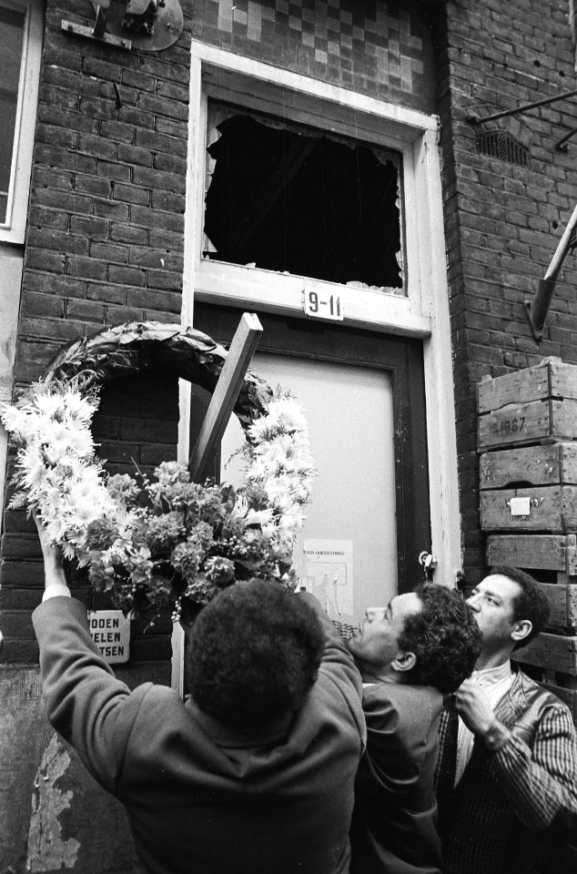 Demonstratie gastarbeiders tegen slechte behuizing gastarbeiders in A'dam krans, Bestanddeelnr 924-0880