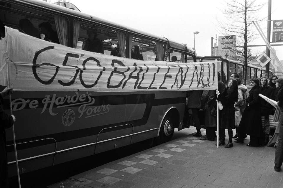 Demonstranten met spandoek, Bestanddeelnr 924-4104