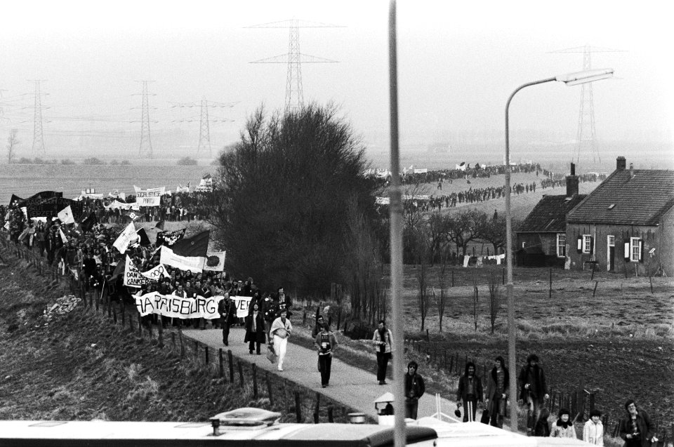 Demonstranten onderweg op de spandoeken staat oa HARRISBURG is overal, Bestanddeelnr 930-2070