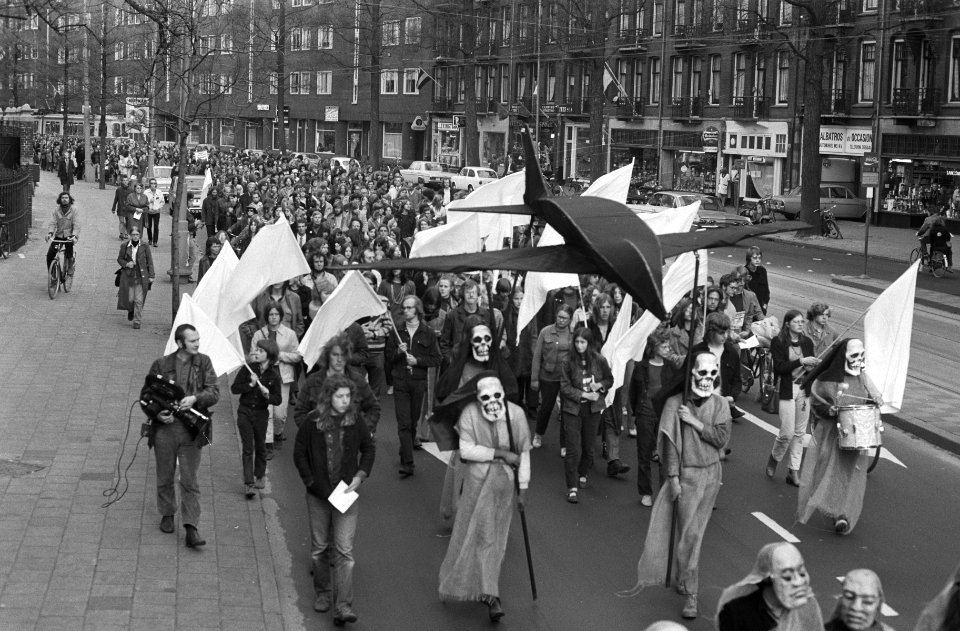 Demonstranten met maskers en een namaakvliegtuig, Bestanddeelnr 924-5191