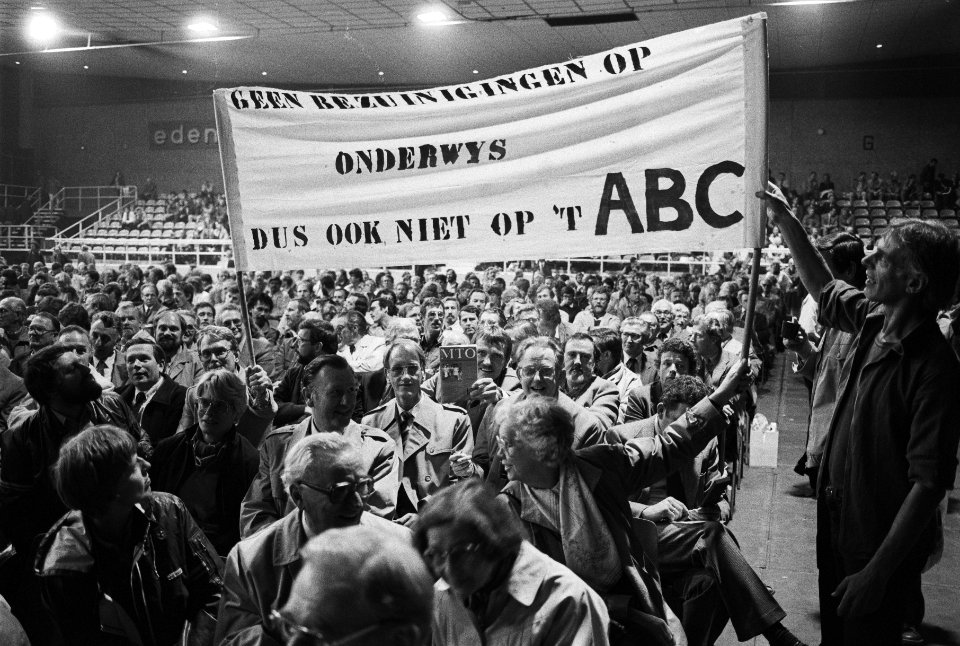 Demonstranten met spandoek, Bestanddeelnr 932-3526