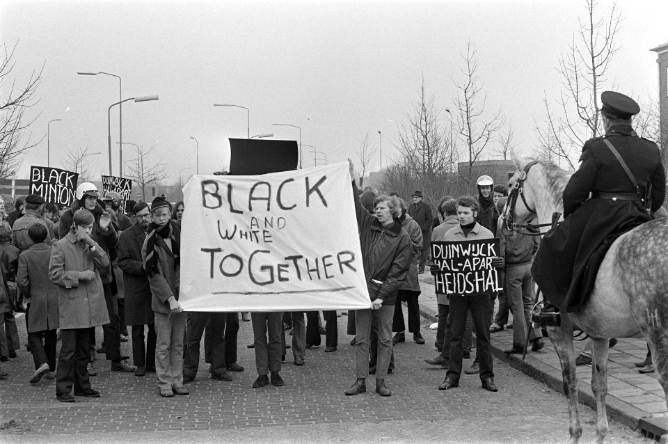 Demonstranten met spandoeken tegen deelname van Zuid-Afrikaanse spelers bij Duin, Bestanddeelnr 923-2563