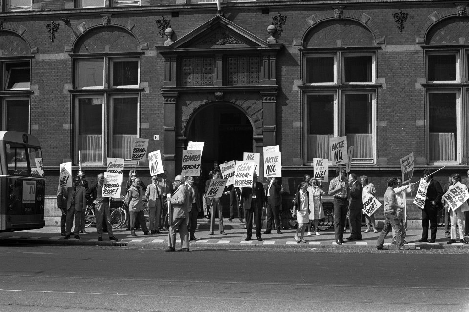 Demonstranten met borden, Bestanddeelnr 924-6043