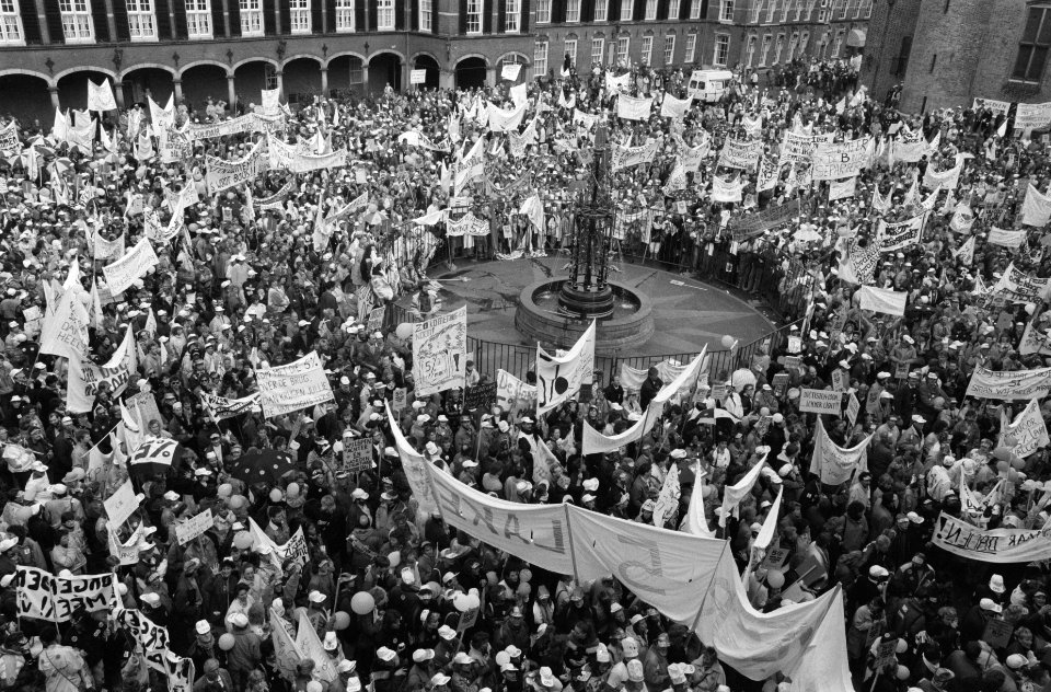 Demonstranten met spandoeken op het Binnenhof, Bestanddeelnr 934-4412