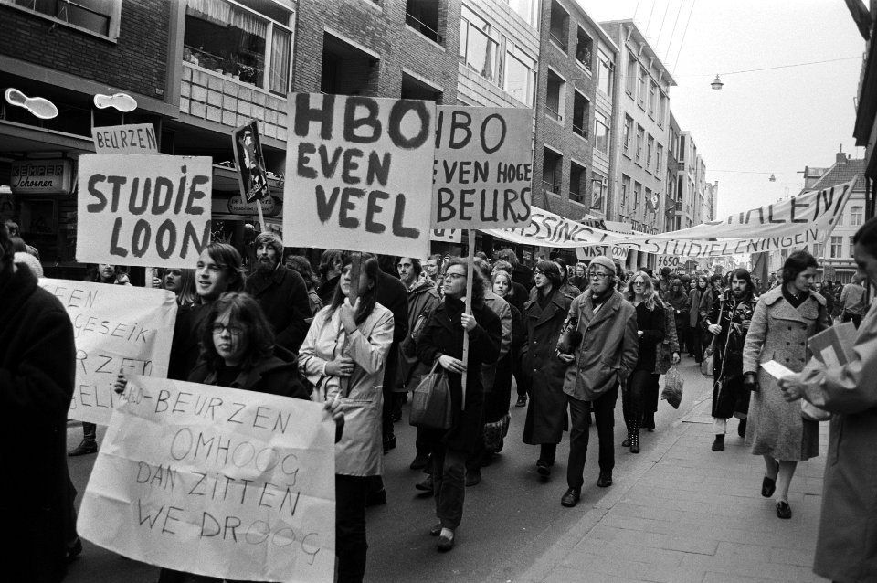 Demonstranten met spandoeken, Bestanddeelnr 924-4107
