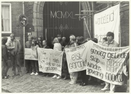 Demonstratie medewerkers kinderdagverblijf 'Hannie Schaft' bij het stadhuis