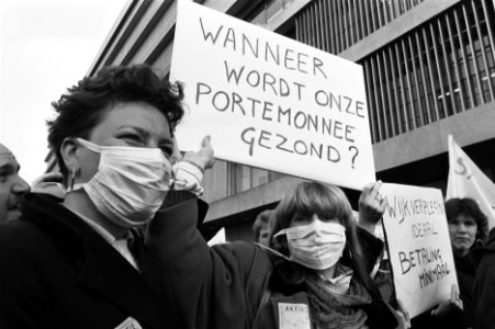 Demonstranten met mondkapjes en protestbord, Bestanddeelnr 934-4019