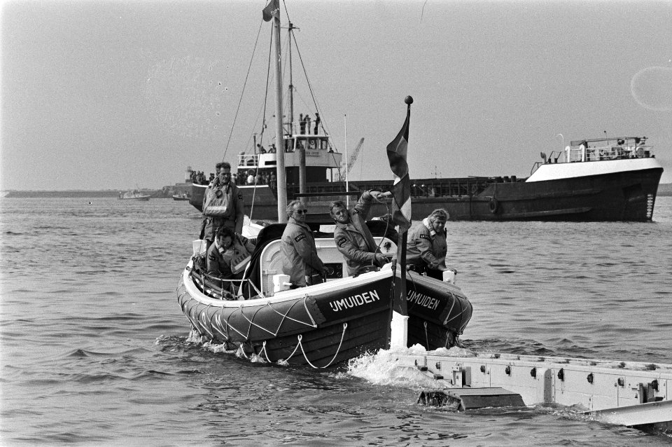 Demonstratie met een reddingsboot, Bestanddeelnr 930-4313