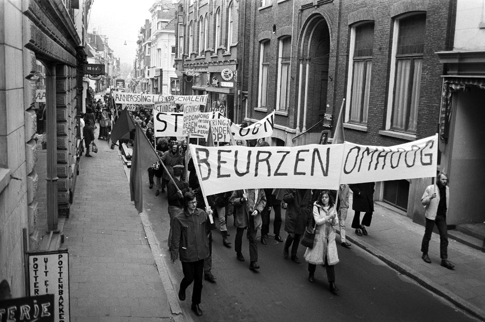 Demonstranten met spandoeken, Bestanddeelnr 924-4102