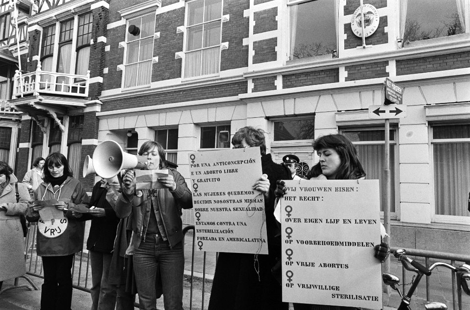 Demonstranten met spandoeken op de spandoeken staat o.a. Wij vrouwen eisen - …, Bestanddeelnr 930-1939