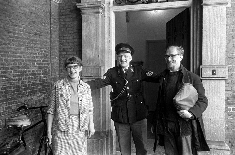 Demonstratie Leidse Studenten bij Eerste Kamer te Den Haag , twee demonstranten , Bestanddeelnr 919-2310
