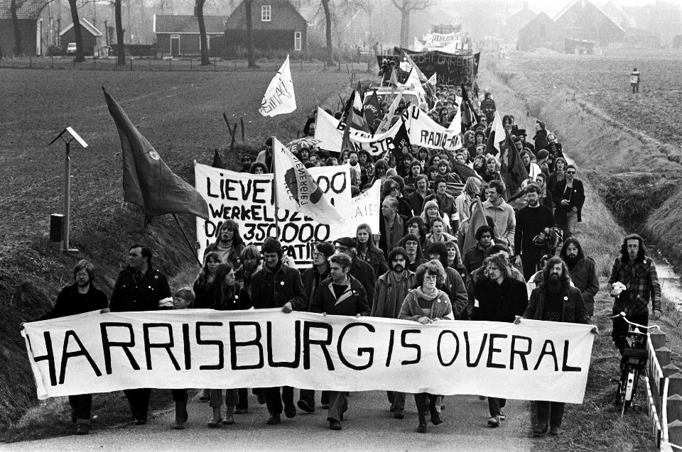 Demonstranten onderweg naar de centrale op de spandoeken staat oa HARRISBUR, Bestanddeelnr 930-2061
