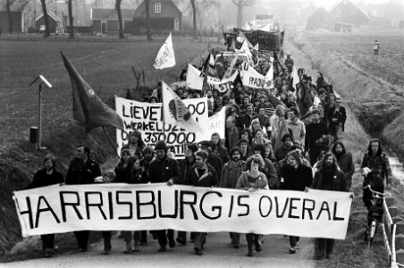 Demonstranten onderweg naar de centrale op de spandoeken staat oa HARRISBUR, Bestanddeelnr 930-2061