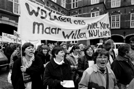 Demonstranten onderweg met spandoeken o.a. Wij laten ons niet keren maar wille, Bestanddeelnr 930-5520