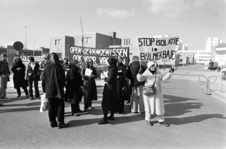 Demonstranten met spandoeken waarop o.a. de teksten Stop isolatie in Bijlmerba, Bestanddeelnr 930-1521