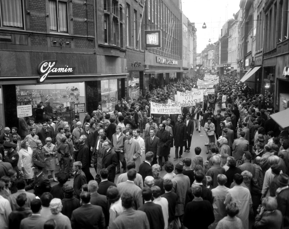 Demonstranten met spandoeken in de Grote Straat, Bestanddeelnr 919-5960