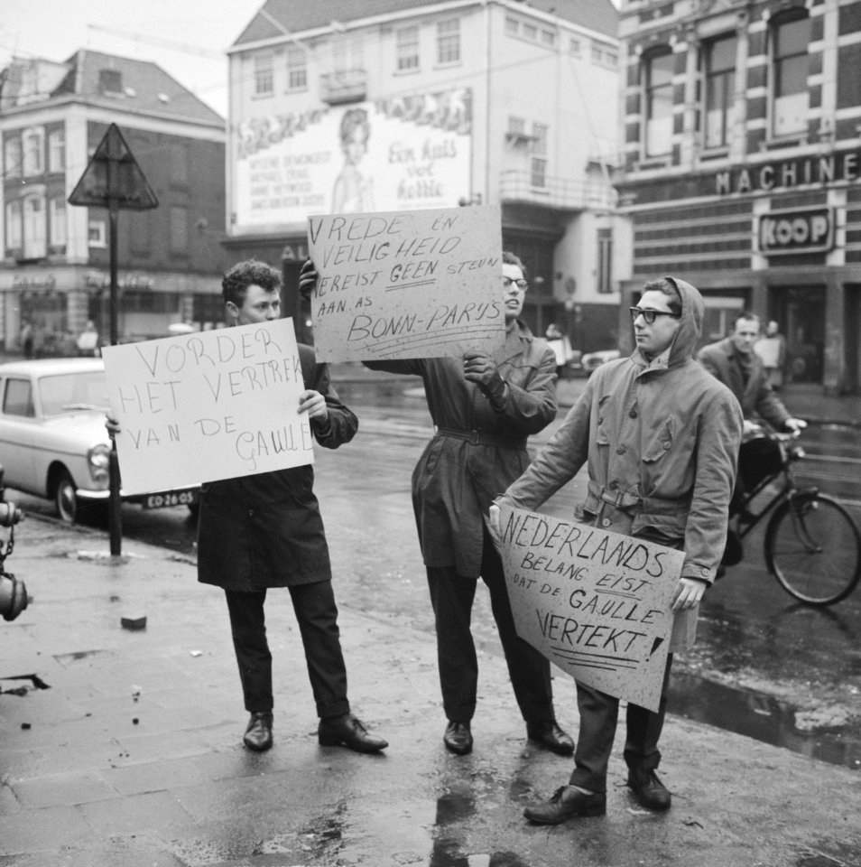 Demonstranten met borden tegen het bezoek van President De Gaulle te Amsterdam, Bestanddeelnr 914-9315