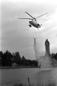 Demonstratie met helikopter voor bosbrand op Hoge Veluwe helikopter boven brand, Bestanddeelnr 925-0582