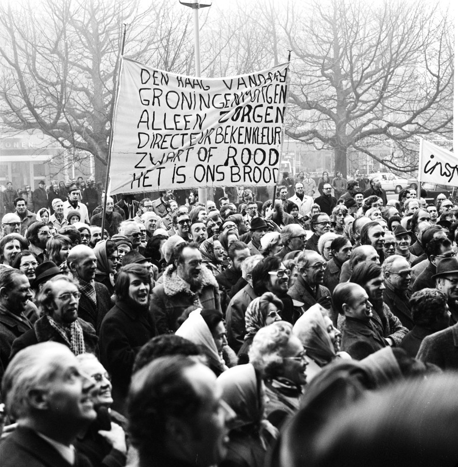 Demonstranten met spandoeken, Bestanddeelnr 927-0501